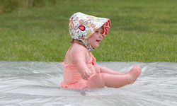 門有這麼好玩嗎？沉浸在自己世界的孩子們 孩子、兒童、玩樂、開心、快樂