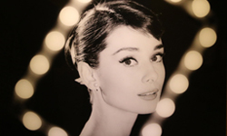 「勝利之吻」拍到了美大兵的正牌女友？LIFE攝影展照片後的故事 人生、攝影、名人、奧黛麗赫本、瑪麗蓮夢露