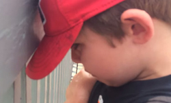 爸爸媽媽你們還笑！被大人出賣而濕身的孩子 可愛、小孩、爸媽、耍詐、濕身