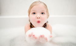 別用熱水洗頭髮！女孩洗澡時常犯的4個錯 洗頭髮、洗澎澎、身體、健康、私密處