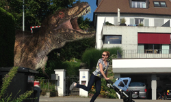 你知道保姆正在玩你的小孩嗎？保姆與寶寶的偽驚險求生記    保姆、寶寶、恐龍、修圖、有趣