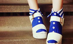 只想和櫻花妹一樣大喊卡—哇—伊！日系妞最愛「襯衫襪」正夯 襯衫、領子、襪子、鞋襪、搭配、穿搭、單品、鞋子、厚底鞋、時尚、日系、日本、櫻花妹、ERIMAKI SOX、潮牌