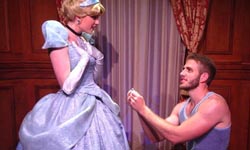 先生有事嗎？美男走遍樂園向迪士尼公主和反派求婚！ 迪士尼、公主、求婚、Blaine Gibson、小美人魚