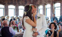 先確定你不喜歡什麼再辦婚禮！電影製作人給新娘的建議 婚禮、結婚、婚禮、婚紗、電影、新娘、Ry Russo-Young、Colin Spoelman、威士忌、喝酒