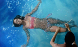 藝術家藉機吃豆腐？畫出比真人還逼真的天才畫家 Gustavo Silva Nuñez、逼真、超寫實、泳池、畫、委內瑞拉、刺青、游泳、藝術