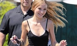 妞快報：帥爸與正女兒聯手出擊！強尼戴普攜女一起主演電影 妞快報、強尼戴普、Lily-Rose Depp、凱文史密斯、Yoga Hosers