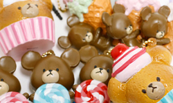 軟綿綿的甜點最療癒了！小熊學校耳機塞吊飾 小熊學校、甜點、手機塞、吊飾