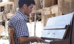 「再彈下去就切斷你手指！」砲火襲擊下敘利亞難民區的悠揚琴聲… 敘利亞、難民區、Ayham al-Ahmed、戰爭、殘酷、希望、絕望、鋼琴、鋼琴家