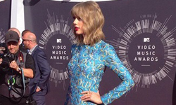 泰勒絲居然穿嬰兒裝走紅毯？2014 VMA紅毯上殺光底片的女星造型 MTV音樂錄影帶大獎、VMA、紅毯、明星、音樂