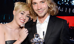 妞快報：受到去年的刺激？麥莉拒絕領獎反讓流浪漢上台致詞！ 麥莉、羅賓西克、Jesse、流浪漢、My Friends Place