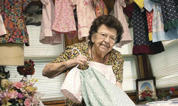 嬤送的不是衣，是希望！99歲阿嬤每日手做一件洋裝捐給非洲小孩 衣服、愛心、捐贈、非洲難民、公益、慈善、Lillian Weber、Little Dresses For Africa