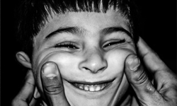 笑口常開得內傷？香港研究發現強顏歡笑更感傷 香港科技大學、 Anirban Mukhopadhyay、微笑、憂傷、面具