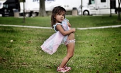 小孩裸體行不行？攝影師爸紀錄女兒生活卻遭痛批「變態」 裸體、父親、女兒、攝影師、公路旅行、 Wyatt Neumann、情色、單親、藝術