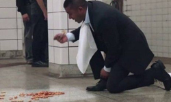 作伙來舔地板囉！勇男為示範吸塵器之無敵竟... 超強、吸塵器、月台、地板、神奇、噁心、保證、傻眼