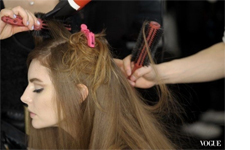 各種天氣都馬欸通！讓吹整好的美麗髮型更持久的秘訣 VOGUE、髮型、乾洗髮粉、髮油、魔鬼沾、髮捲