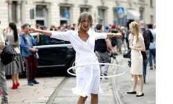 把握夏末！10種簡單生活減肥法 VOUGE、減肥、3C產品、熬夜、無袖背心