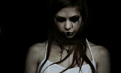 地獄少女誤闖人間 Katharina Jung狂想攝影邪氣四溢 Katharina Jung、少女、惡靈、附身、獵奇、攝影、女孩、超現實、血、妖氣、驅魔