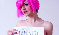 「如果我有一隻小小鳥，一定要…」裸女自拍性別平權幽默宣言 私話題、裸露、屌、脫、裸女、裸體、性別、平權、幽默、女權、女性、男女、女權主義者、平等、藝術、藝術家、英國、Sarah Maple