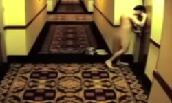 甚麼電影情節啦！男子全裸遭鎖飯店房外給人看光光 全裸、男子、飯店、豆豆先生