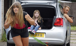 單手就能抬沙發！力大無窮的英國超強媽咪 Becki Barrett、英國、舉重、Strongwoman、力氣、女力士、家事、媽媽、拖車、Kayla、Adam