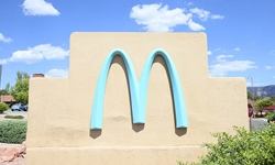 還我鮮黃屁屁！麥當勞第一家「變色」分店開幕啦 麥當勞、形象、黃色、鮮黃、刺眼