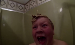 史上最淘氣老爸？美國男子趁兒子洗澡時偷溜進去.... 美國、Logan、Josh Fairbanks、Ice Bucket、惡作劇