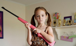 你小時候最怕…？兒童持槍抵假想敵攝影集 持槍、槍枝、親子、女性、父母