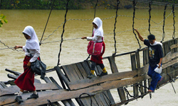 迢迢上學路 世界各地驚險萬分的上學路線！ 學校、學生、中國、印度、印尼