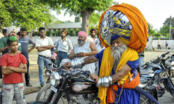 印度男子的超大纏頭巾 日日頭頂45公斤騎摩托車也沒問題 印度、錫克教、Avtar Singh Mauni、turban、摩托車、金氏世界紀錄