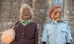 入土也不能與時尚脫節！印尼部落屍體年年穿新衣逛街 印尼、習俗、屍體、親人、穿新衣、一年一度、MaiNene、木乃伊、遊行、故鄉、落葉歸根