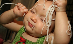 實在搞不懂小孩？11張照片證明他們其實是喝醉酒的大人！ 喝醉、小孩子、小朋友、可愛、酒、寶寶、失控