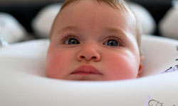 寶寶壓力也很大的好嗎？美國德州開設寶寶「紓壓」漂浮Spa 漂浮Spa、寶寶、Float Baby、壓力、按摩、可愛、治癒