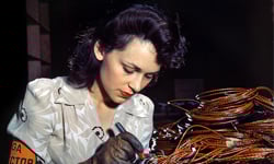 誰說女人與鋼鐵機械無關？二戰女性工作圖像突破刻板印象 二戰、女性、工廠、轟炸機、 The Library of Congress、Alfred T. Palmer、藝術