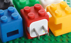 白豆腐需要色彩保護 iPhone充電器的積木造型外衣 充電器、白豆腐、iPhone、積木、樂高