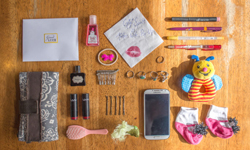 簡直是哆啦A夢的百寶袋！女孩的包中天地大公開 包包、女孩、Sarah Benton、In Her Handbag、必備