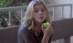 美國第一夫人也搞笑助陣！克蘿伊摩蕾茲全新偽預告片上線 超殺女、第一夫人、蜜雪兒歐巴馬、克蘿伊摩蕾茲、搞笑短片