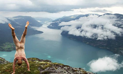 我的「兄弟」也需要增廣見聞啊！男子勇拍全裸倒立出遊照 暴露狂、遊歷世界、觀光、紀念、裸體、猛、新奇、有事嗎、男子、吸睛