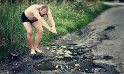 「政府啊！這邊的路坑坑巴巴的吶」 立陶宛創意照片要你正視道路問題！ 道路、立陶宛、Z999、政府、 Arturas Artiusenka、Eurika Balciute、藝術