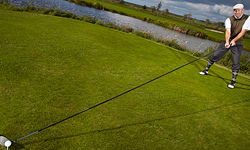 這樣的揮桿動作會不會太華麗？丹麥男子駕馭世界最長的高爾夫球桿！ 高爾夫球、Karsten Maas、金氏世界紀錄、韓劇、球桿