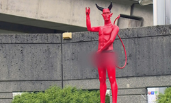 雄偉錯了嗎！加拿大「巨槍」撒旦雕像遭移除 加拿大、雕像、撒旦、裸體、前衛藝術、露下體、大鵰、傻眼、過大、撤離、爭議、私話題