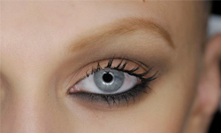 用睫毛膏創造假睫毛的錯覺！10個刷睫毛的小撇步 VOGUE、睫毛膏