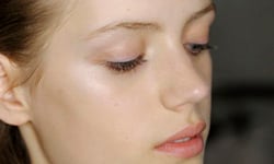 鎖骨也要美美的！正妹必學頸部保養術 VOGUE、鎖骨、水腫