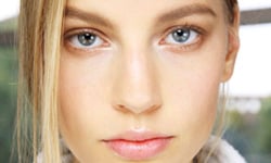 擦眼霜錯了嗎？越擦越生細紋的錯誤方法 VOGUE、黑眼圈、眼袋、浮腫、眼霜