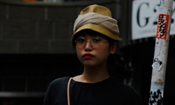 拖鞋必配白襪？晉升文青女必備的時尚單品 文青、時尚、單品、貓、相機、素Tee、牛仔襯衫、丹寧、過膝裙、浴室拖鞋、白襪、眼鏡、圓框、帆布包、漁夫帽、筆記本、筆電