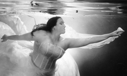 「老公在天上對我微笑！」撼動人心的新娘一人婚紗照 結婚、婚紗、攝影、婚紗照、新娘、新郎、感動、Janine、Matt Adcock