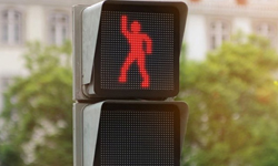 在馬路上也能月球漫步？小紅人要你別無視號誌燈！ smart、月球漫步、行人、路權、紅綠燈