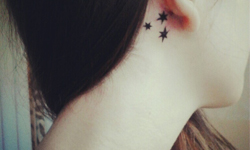 耳後刺青的秘密！25個夢幻心動的女孩系入門紋身 刺青、耳後、質感、簡約、紋身、夢幻、心動、入門、馬尾、藝術