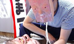 這種洗頭方式我不行！日男研發「鼻涕」式洗髮 鼻涕、洗髮、面具、雕塑、新奇