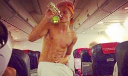 裸身、修指甲、換尿布？飛機乘客顧人怨行為大公開 飛機、搭飛機、旅行、公德心、缺德、混蛋、#passengershaming、Passenger Shaming