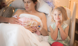 蹦跳、大笑、親親全都來 小朋友第一眼看到手足的超可愛反應 手足、兄弟姊妹、小寶寶、姐姐、哥哥、弟弟、妹妹、家人、第一眼